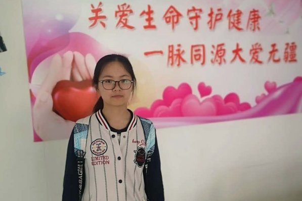 与初见他本人正襟危坐的形象有些反差